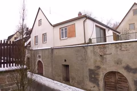 Zwangsversteigerung Stellplatz/Garage in Burghaslach – Mittlerer Keller Nr. 2 mit bestehendem Kellerrecht als Erbbaurecht.