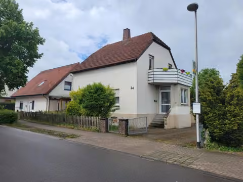 Zwangsversteigerung Einfamilienhaus in Bad Oeynhausen, Eidinghausen – Straßenansicht des Einfamilienhauses mit Vorbau und Anbau