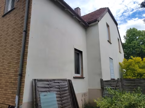 Zwangsversteigerung Einfamilienhaus in Bad Oeynhausen, Eidinghausen – Süd-Ostansicht des Wohnhauses und Zuwegung