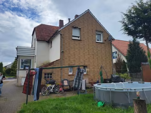 Zwangsversteigerung Einfamilienhaus in Bad Oeynhausen, Eidinghausen – Westansicht des Gebäudes mit Gartenbereich