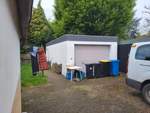 Zwangsversteigerung Einfamilienhaus in Bad Oeynhausen, Eidinghausen – Außenansicht der im Jahr 2000 errichteten Garage