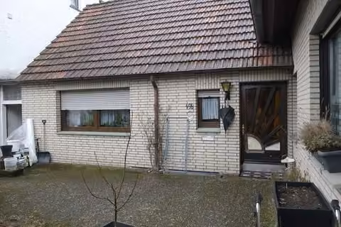 Zwangsversteigerung Eigentumswohnung in Schloß Holte-Stukenbrock, Schloß Holte – Hauseingangsbereich und Vorderansicht des Wohnhauses Teutoburger Weg 49b.