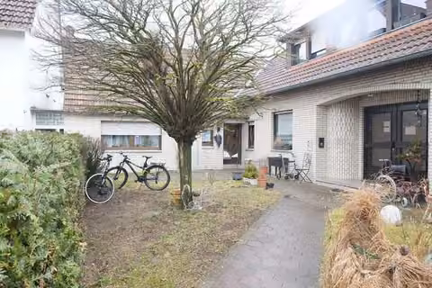 Zwangsversteigerung Eigentumswohnung in Schloß Holte-Stukenbrock, Schloß Holte – Vorgarten und Eingangsbereiche der Häuser 49b und 51.