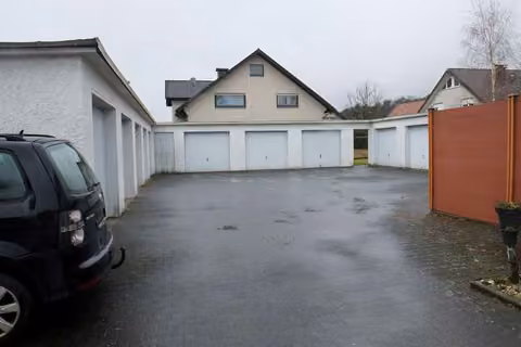Zwangsversteigerung Eigentumswohnung in Schloß Holte-Stukenbrock, Schloß Holte – Garagenhof mit Garagenzeile des Gemeinschaftseigentums.