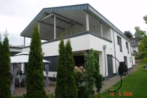Zwangsversteigerung Zweifamilienhaus in Gummersbach, Derschlag – Außenansicht des freistehenden Zweifamilienhauses mit Zuwegung und Carport-/Garagenbereich.
