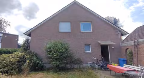 Zwangsversteigerung Mehrfamilienhaus in Hamminkeln – Rückseitige Gartenansicht des Zweifamilienhauses.