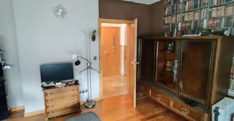 Zwangsversteigerung Mehrfamilienhaus in Hamminkeln – Wohnzimmer im Erdgeschoss mit Fensterfront.