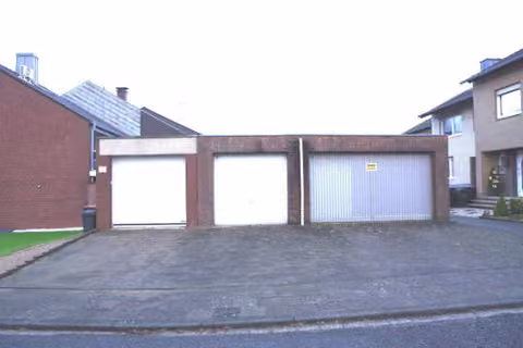 Zwangsversteigerung Reihenhaus in Jüchen, Kernstadt – Übersichtsaufnahme der Garagenzeile mit Kennzeichnung der zu versteigernden Reihenmittelgarage.
