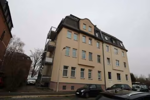 Zwangsversteigerung Eigentumswohnung in Zwickau, Geb. Reichenbacher Str./Freiheitssiedlung – Westansicht des Mehrfamilienhauses Sandweg 7.