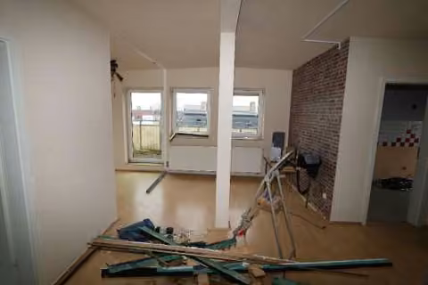 Zwangsversteigerung Eigentumswohnung in Zwickau, Geb. Reichenbacher Str./Freiheitssiedlung – Wohnzimmer im Dachgeschoss mit Zugang zum Balkon.