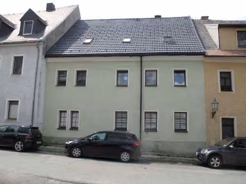 Zwangsversteigerung Mehrfamilienhaus in Schlettau – Straßenseitige Vorderansicht des zweigeschossigen Wohnhauses Kirchgasse 12.