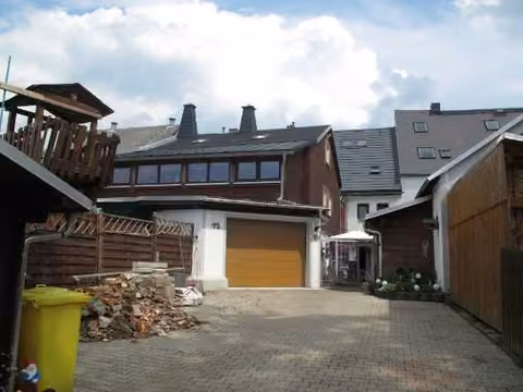 Zwangsversteigerung Mehrfamilienhaus in Schlettau – Rückansicht mit Innenhof, Hintergebäude und Anbauten.