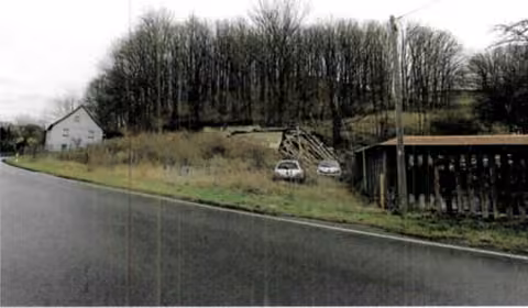 Zwangsversteigerung Grundstück in Wildenfels, Schönau – Nord-West-Ansicht des Grundstücks von der Wildenfelser Straße aus gesehen.