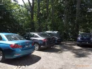 Zwangsversteigerung Grundstück in Chemnitz, Sonnenberg – Blick auf den ehemaligen Innenhof mit Nutzung als unbefestigter Parkplatz.