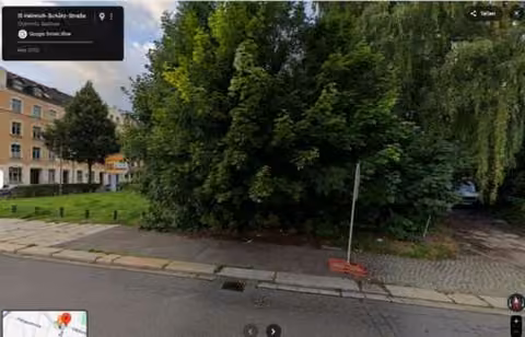 Zwangsversteigerung Grundstück in Chemnitz, Sonnenberg – Luftbild bzw. Straßenaufnahme der bewachsenen Baulücke Heinrich-Schütz-Straße 8.