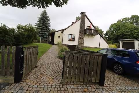 Zwangsversteigerung Einfamilienhaus in Limbach-Oberfrohna, Rußdorf – Westansicht des Einfamilienhauses mit Zuwegung und Vorgartenbereich.