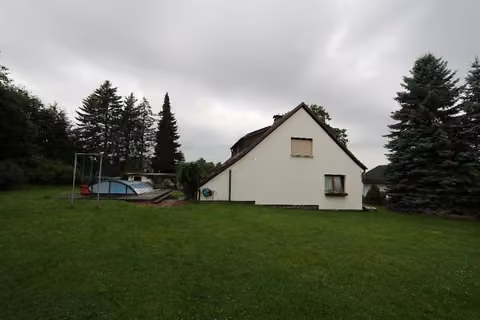 Zwangsversteigerung Einfamilienhaus in Limbach-Oberfrohna, Rußdorf – Ostansicht des Wohnhauses mit weitläufigem Gartengrundstück.