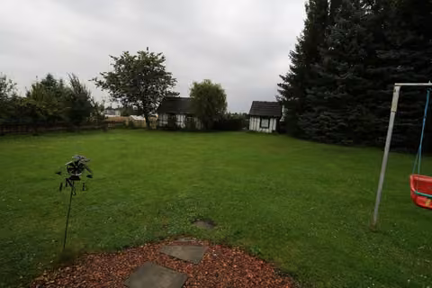 Zwangsversteigerung Einfamilienhaus in Limbach-Oberfrohna, Rußdorf – Separate Garage mit Nebenraum auf dem Grundstück.
