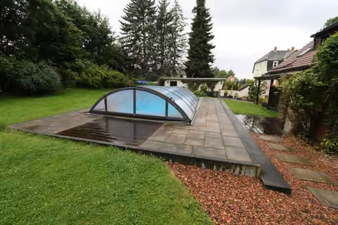 Zwangsversteigerung Einfamilienhaus in Limbach-Oberfrohna, Rußdorf – Blick auf das überdachte Schwimmbecken im Gartenbereich.