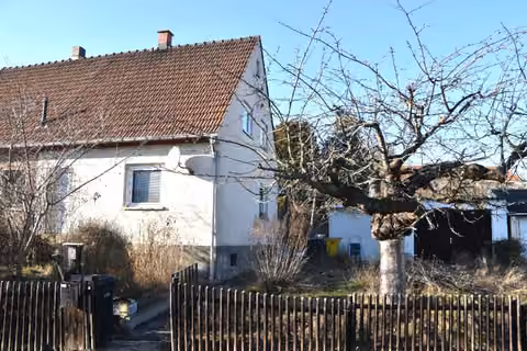 Zwangsversteigerung Doppelhaushälfte in Zwickau, Marienthal – Straßenansicht der Doppelhaushälfte mit Vorgarten und Zufahrtsbereich.