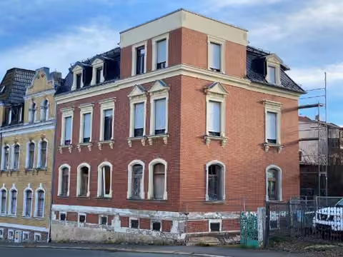 Zwangsversteigerung Mehrfamilienhaus in Lichtentanne – Straßen- und Giebelseite des Mehrfamilienhauses von Westen.