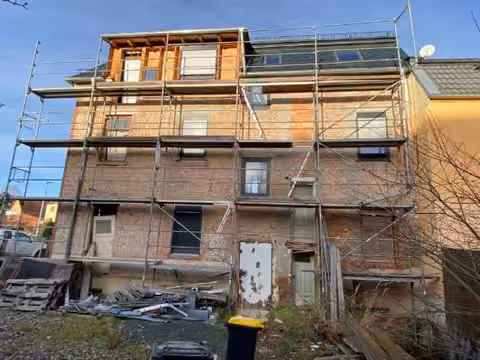 Zwangsversteigerung Mehrfamilienhaus in Lichtentanne – Rückansicht des Gebäudes mit hofseitig aufgestelltem Baugerüst.