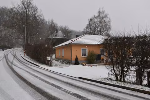 Zwangsversteigerung Einfamilienhaus in Zwickau, Auerbach – Westansicht des Bungalows von der Ernst-Thälmann-Straße aus gesehen.