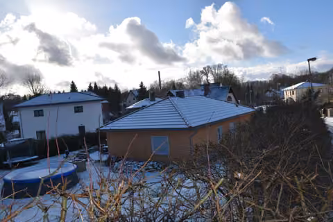 Zwangsversteigerung Einfamilienhaus in Zwickau, Auerbach – Nordostansicht des Wohnhauses mit Blick auf den rückwärtigen Grundstücksbereich.