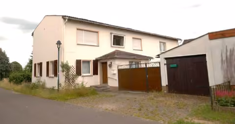 Zwangsversteigerung Einfamilienhaus in Kalbe (Milde), Engersen – Straßenansicht des Wohnhauses und der Garage mit Toranlage