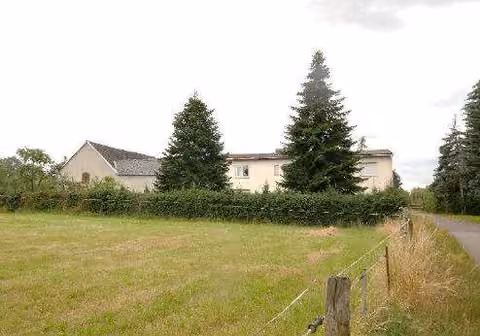 Zwangsversteigerung Einfamilienhaus in Kalbe (Milde), Engersen – Hofansicht mit Wohnhaus, Nebengebäude und Scheune von der Straße aus gesehen