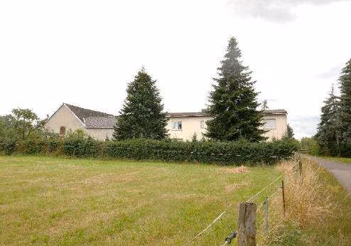 Zwangsversteigerung Einfamilienhaus in Kalbe (Milde), Engersen – Hofansicht mit Wohnhaus, Nebengebäude und Scheune von der Straße aus gesehen