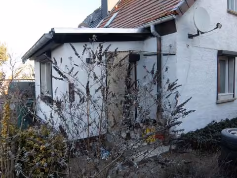 Zwangsversteigerung Doppelhaushälfte in Blankenburg (Harz), Derenburg – Außenansicht der Doppelhaushälfte von Süd-Ost.