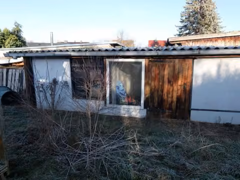 Zwangsversteigerung Doppelhaushälfte in Blankenburg (Harz), Derenburg – Außenansicht des Wohngebäudes von Süden mit Eingangsbereich.