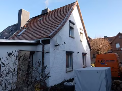 Zwangsversteigerung Doppelhaushälfte in Blankenburg (Harz), Derenburg – Ansicht des Holzschuppens im Garten von Süden.