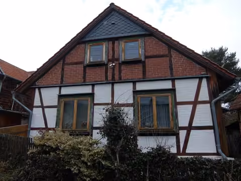 Zwangsversteigerung Einfamilienhaus in Blankenburg, Heimburg – Vorderansicht des freistehenden Fachwerk-Einfamilienhauses Bärenstein 10.