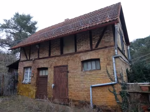Zwangsversteigerung Einfamilienhaus in Blankenburg, Heimburg – Süd-Ost-Ansicht des Wohnhauses mit Eingangsbereich.