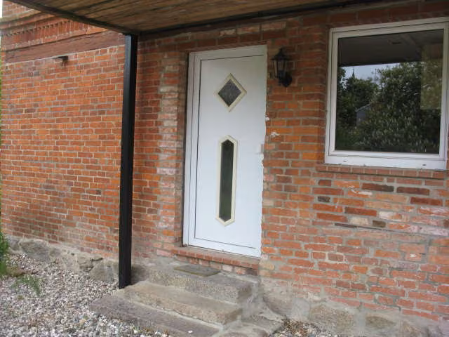 Zwangsversteigerung Mehrfamilienhaus in Schönwalde am Bungsberg – Straßenansicht des zweigeschossigen Gebäudes an der Eutiner Straße.