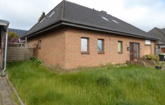 Zwangsversteigerung Einfamilienhaus in Heide, Süderholm – Vorderansicht des Wohnhauses von der Zufahrtsseite.
