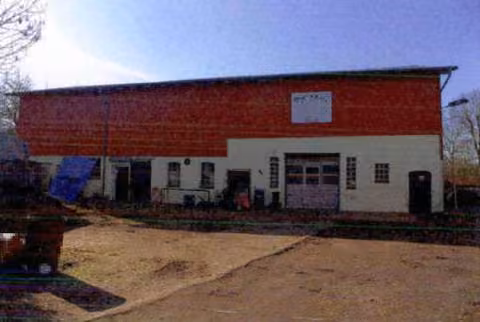 Zwangsversteigerung Gewerbe in Hadenfeld – Außenansicht des Stalltrakts und Hofbereichs von Südwesten.