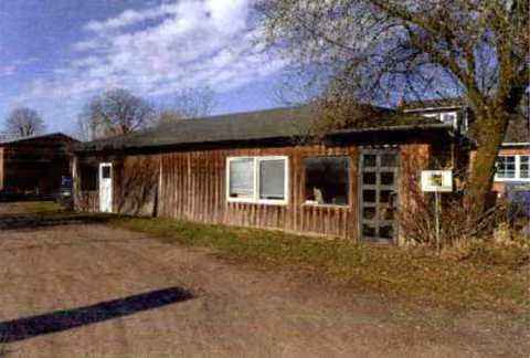 Zwangsversteigerung Gewerbe in Hadenfeld – Freistehende Holz- und Mauerwerksremise auf dem Grundstück.