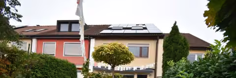 Zwangsversteigerung Einfamilienhaus in Nürnberg, Langwasser – Rückansicht des Hauses aus dem südlichen Garten.