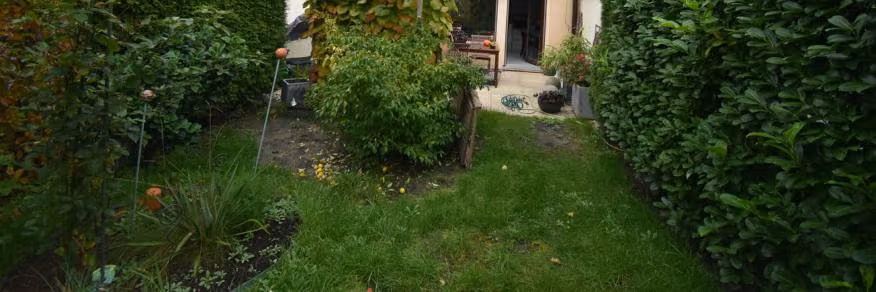 Zwangsversteigerung Einfamilienhaus in Nürnberg, Langwasser – Terrasse im südlichen Gartenbereich.