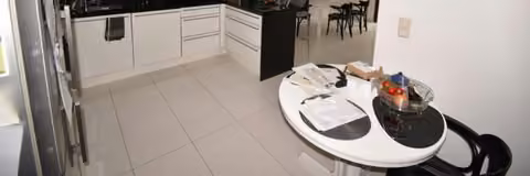 Zwangsversteigerung Einfamilienhaus in Nürnberg, Langwasser – Wohnzimmer im Erdgeschoss mit Zugang zum Garten.