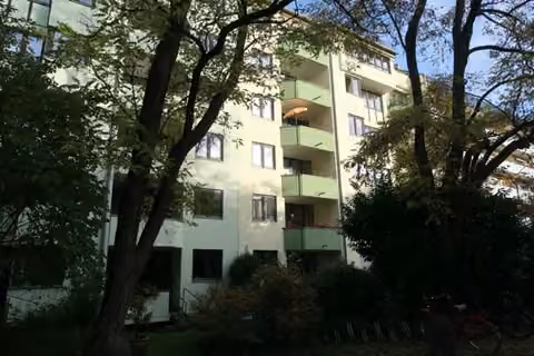 Zwangsversteigerung Eigentumswohnung in München, Haidhausen – Gartenseitige Fassade mit Blick auf den Balkon der Erdgeschosswohnung.