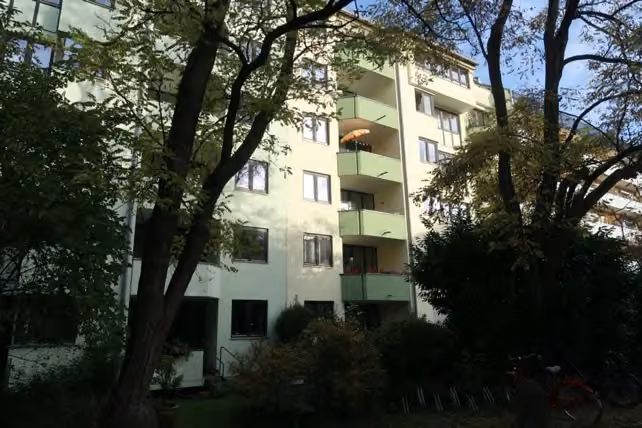 Zwangsversteigerung Eigentumswohnung in München, Haidhausen – Gartenseitige Fassade mit Blick auf den Balkon der Erdgeschosswohnung.