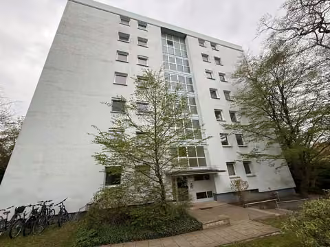 Zwangsversteigerung Eigentumswohnung in Nürnberg, Erlenstegen – Hauptansicht des achtgeschossigen Mehrfamilienhauses von der Oedenberger Straße aus.