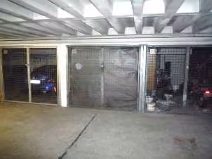 Zwangsversteigerung Stellplatz/Garage in München, Milbertshofen – Ansicht der Garagenbox Nr. G 34 mit Maschendrahttor von Norden.
