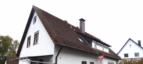 Zwangsversteigerung Zweifamilienhaus in Kulmbach, Katschenreuth – Straßenseitige Ansicht des Zweifamilienwohnhauses mit Giebel und Garagenzufahrt.