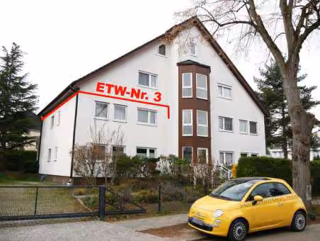 Zwangsversteigerung Eigentumswohnung in Berlin, Hermsdorf – Außenansicht des Mehrfamilienhauses mit Hauseingang und Fenstern der Wohnung im 1. Obergeschoss.