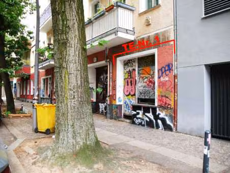 Zwangsversteigerung Eigentumswohnung in Berlin, Friedrichshain – Straßenseitige Front der Erdgeschosszone mit Eingangstür und Fenstern des Teileigentums.